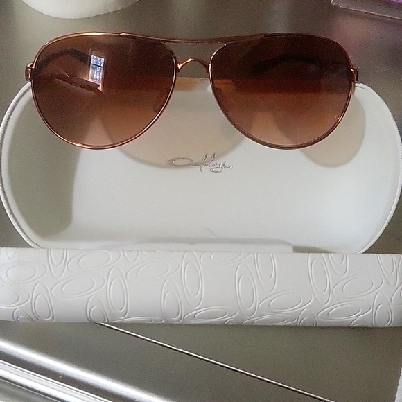Brand new in the box Oakley aviator sunglasses with turtle shell sides - Picture 4 of 9